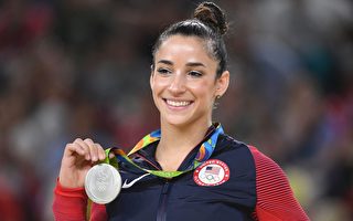 2016年8月16日，美国体操运动员艾丽．雷斯曼在自由体操项目中获得银牌。(TOSHIFUMI KITAMURA/AFP/Getty Images)