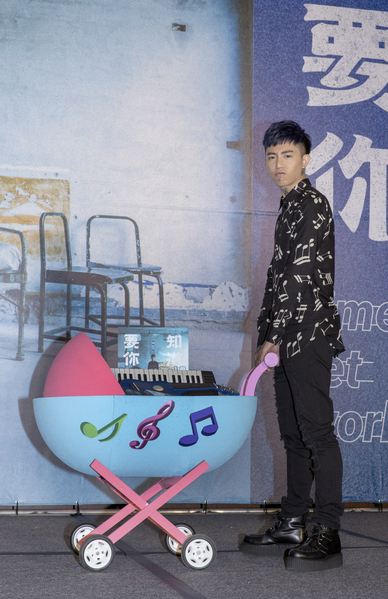 谢和弦感性致谢,“以前是个很烂的人,老婆让我变了一个人,谢谢她救了我”。(华纳提供)