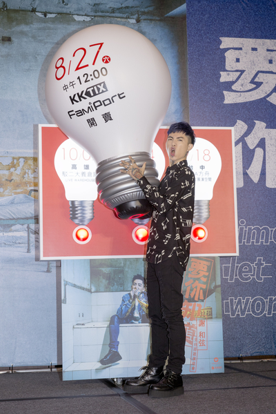 谢和弦新歌《谢谢你爱我》就是献给老婆的求婚歌,当时Keanna听了感动大哭。(华纳提供)