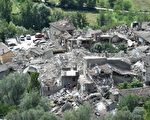 意大利中部24日發生裡氏6.2強震，導致多座古城小鎮嚴重受損。圖為意大利阿斯科利皮切諾小鎮震災後的空拍圖。(Giuseppe Bellini/Getty Images)