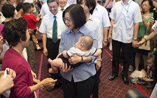 台总统府亲子日 蔡英文抱小婴儿话家常