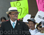 8月10日，加州第74选区众议员马修‧哈珀（Matthew Harper）在沙加缅度与抗议亚裔细分法案的民众在一起。（周凤临／大纪元）