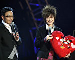 主持人汪涵（左）与李宇春在节目中互动。（ROBYN BECK/AFP/Getty Images）