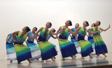中華藝術協會第18屆暑期中國傳統舞蹈夏令營學員表演一週的學習成果。（王月娥/大紀元）