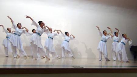 中華藝術協會第18屆暑期中國傳統舞蹈夏令營學員表演一週的學習成果。（王月娥/大紀元）