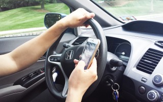 青少年开车玩手机软件危险