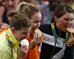历届奥运金牌得主，站在领奖台上都会咬一下金牌，已成为奥运会的经典画面。(Patrick Smith/Getty Images)