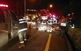 宜蘭縣消防局表示，14日晚間據報，蘇花公路125.7公里附近，一輛轎車翻覆排水溝，共造成4人無呼吸心跳，2人受傷，消防出動大批人員車輛，搶救送醫。（公路總局提供）