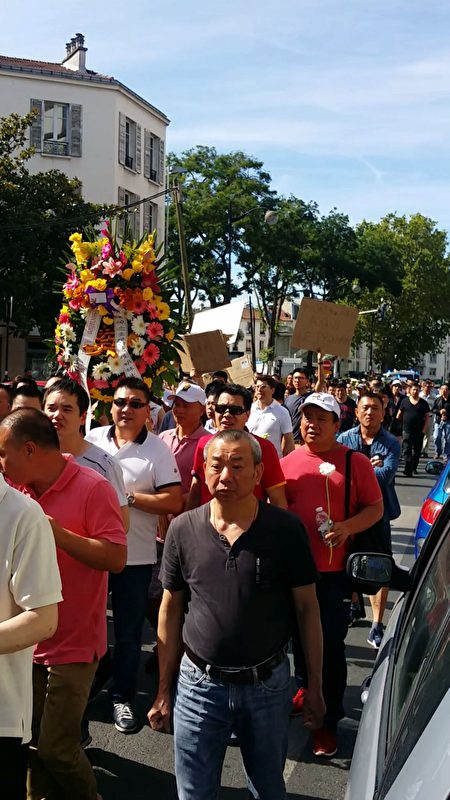 人們懷著憤怒、悲痛與無奈的心情,手捧白色菊花陪著受害者家屬。(解空/大紀元)