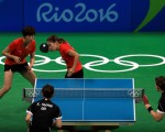 里約奧運乒乓球競賽，四分之一選手是中國人。圖為女子團體賽，中、德選手爭奪金牌，德國的一名選手為來自中國的單曉娜。(Mike Ehrmann/Getty Images)