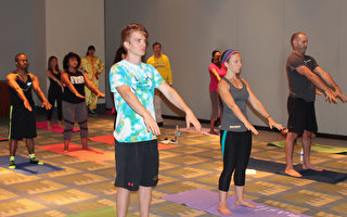 瑜伽展覽會法輪功學習班  強大能量給人美妙體驗