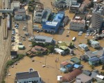共同社飛機31日航拍的照片顯示，威力強大的颱風獅子
山帶來大雨，在日本東北部引發嚴重洪災，岩手縣久慈
市多棟民宅淹水，一片泥濘。（共同社提供／中央社）