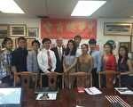紐約中華總商會​高中實習生與恆通銀行執行總裁麥理嘉合影。 (中華總商會提供)