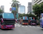 不滿遭汙名化 台遊覽車包圍交通部