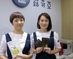 創辦露奇亞新事業的兩位37歲的年輕女性，曾琬媛與龔逸萱。（鄧玫玲/大紀元）