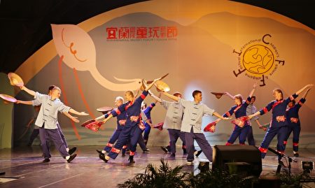 爱沙尼亚表演采茶舞。(曾汉东/大纪元)