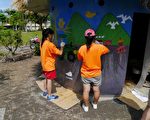 志工們正在彩繪古亭畚。（弘道老人福利基金會提供）