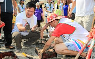 林佳龍與國際志工做土磚  體驗農村生活