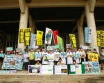 台化公司22日上午拜会彰化县政府，针对燃煤展延许可证进行协商，双方开会过程未开放媒体采访，遭环保团体集结在县府广场抗议。（郭益昌/大纪元）