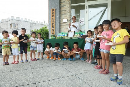 三星乡幼儿园小朋友品尝九层炊。(曾汉东/大纪元)