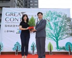 霧峰高爾夫球場響應台中市政府的植樹計畫，捐贈歌劇院23棵台灣原生種成樹，由市長林佳龍代表接受。（台中市政府提供）