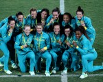 澳洲女子橄欖球隊擊敗新西蘭隊，贏得了裡約奧運會首屆女子七人制橄欖球（Rugby Sevens）比賽的冠軍，成為奧運歷史上贏得該項比賽的首個冠軍隊。圖為澳洲隊贏得首屆女子七人制橄欖球冠軍。( David Rogers/Getty Images)