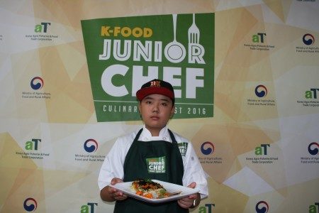 13歲的巴里（Barry）用了韓國泡菜、海苔製作「田園風光焗麵」獲得亞軍。（徐綉惠/大紀元）