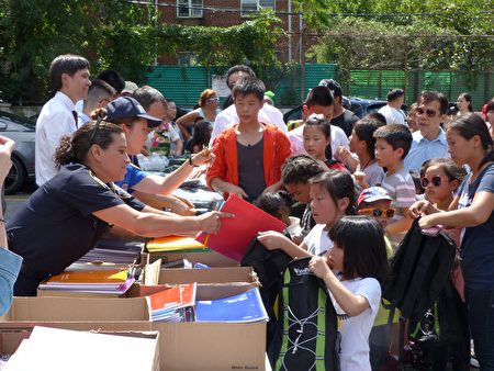 孩子們在領取免費的新書包、新文具。