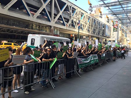 部分纽约亚裔美甲业主在《纽约时报》门前表示抗议。