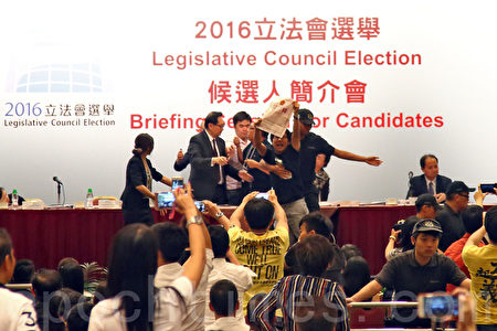 梁天琦进入简介会会场后,在选管会主席冯骅介绍选举程序时高喊抗议口号后离场。泛民则在简介会开始时,跑到台前抗议政治筛选后离场。(潘在殊/大纪元)
