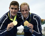 8月12日，法國賽艇選手耶利米．阿祖和皮埃爾．烏旺為法國隊在裡約奧運上摘來第三枚金牌。 (DAMIEN MEYER/AFP/Getty Images)
