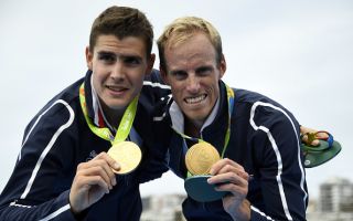 法国男子双人赛艇夺冠 22岁赛手哭了