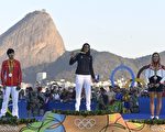 8月14日，在里约奥运女子帆板RS：X级比赛中，法国的查琳．皮肯获得金牌，中国选手陈佩娜（左）获得银牌。（WILLIAM WEST/AFP/Getty Images）