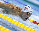 菲尔普斯肩头的拔罐印清晰可见。 (ODD ANDERSEN/AFP/Getty Images)
