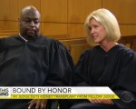 美国威斯康星州法官莫斯利（图左）和他的救命恩人法官艾琳。（CBS新闻视频截图）