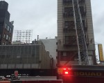 華埠一名醉漢在7層高的屋頂鉆入煙囪，卻被卡在煙囪裡，最終還要由消防員救出。 (伍銳賢提供)