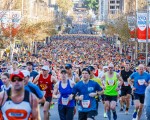 悉尼2016年“城市到海滩”马拉松慈善活动City2Surf上周日在海德公园（Hyde Park）至邦岱海滩（Bondi Beach）举行，超过8万民众参与。图为参赛者们。（City2Surf官网）