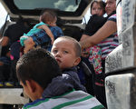 非法偷渡者在美國-墨西哥邊境被美國巡警截獲。 (John Moore/Getty Images)