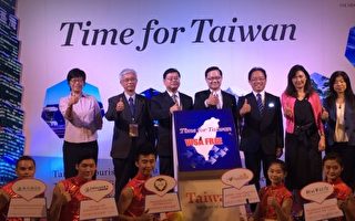 高市观光局长曾姿雯（后排右二）在台湾“泰” 优惠记者会宣布提供500张高屏澎好玩卡给来台的泰国旅客。（高市观光局提供）