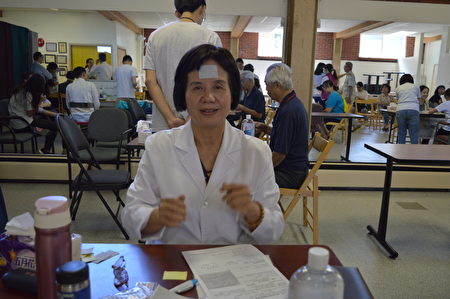杨素卿中医师率领台湾中医服务队抵温义诊,图为她介绍帖药剂的安神效果。 (大纪元/邱晨)