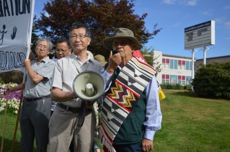 图:加和会要求保护华人先侨的坟场,马斯琴原住民酋长古兰特到现场支持。(邱晨/大纪元)