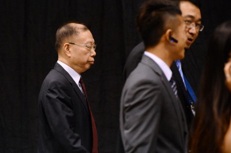 22日国际器官移植大会于香港湾仔会议展览中举行颁奖礼。图为中国器官移植发展基金理事长黄洁夫在保安保护下进场。(宋祥龙/大纪元)