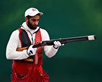 图为2012年阿联酋王子赛义德参加伦敦奥运资格赛时进行射击。 (Lars Baron/Getty Images)