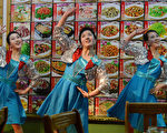 多位朝鲜消息人士称，朝鲜金正恩政权急需外汇，官员们花钱找中介帮忙引荐朝鲜人到中国大陆工作。图为在中国大陆丹东市餐厅工作的朝鲜人，正在歌舞娱乐客人。(MARK RALSTON/AFP/Getty Images)