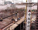 2000年4月，工人修建田湾核电站。它位于连云港。 (PENG JING/AFP/Getty Images)