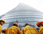 中国盖楼的神速长期以来引发外界议论。一些建筑公司可以在两周之内盖起一座摩天大楼。但是这些以火箭般速度拔地而起的大楼是不是建在摇摇欲坠的根基之上的呢？ (VCG/VCG via Getty Images)