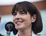 美國民主黨全國委員會(DNC)2日宣布,執行長艾米·黛西(Amy Dacey)辭職。她成為迄今為止民主黨內因電郵外洩而下台的最高級別官員。(Andrew Burton/Getty Images)