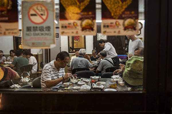 在街頭吃大排檔是一種必不可少的香港體驗。 (XAUME OLLEROS/AFP/Getty Images)
