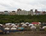 近日，蒙古財長在全國電視講話中表示，該國經濟陷入危機，已經無法支付政府人員薪資。圖為圍繞蒙古首都烏蘭巴托周邊的蒙古包越來越多。(Taylor Weidman/Getty Images)