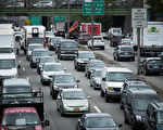 每當長周末假期到來時，美國各地都會有數千萬人在車輪上旅行。圖為今年7月4日國慶長周末時在紐約-布魯克林-皇后區的I 278高速路上擁堵的汽車。(Drew Angerer/Getty Images)
